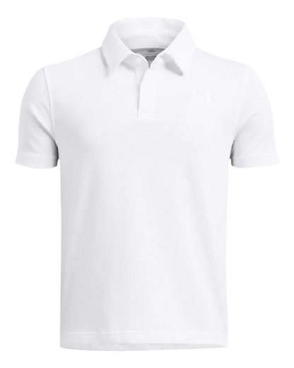 White polo shirt with collar and short sleeves, made of cotton.